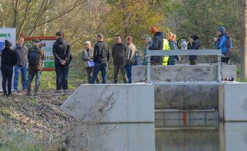FOTO: Do obnoveného ramena na Dunaji vpúšťajú vodu stavidlom