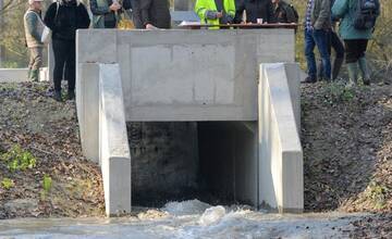 FOTO: Do obnoveného ramena na Dunaji vpúšťajú vodu stavidlom