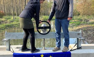 FOTO: Do obnoveného ramena na Dunaji vpúšťajú vodu stavidlom