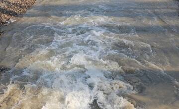 FOTO: Do obnoveného ramena na Dunaji vpúšťajú vodu stavidlom