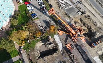 FOTO: Takto presúvali protitankovú stenu v Petržalke