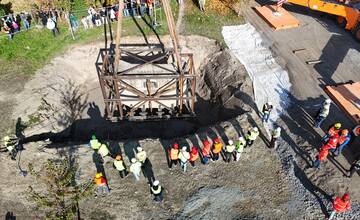 FOTO: Takto presúvali protitankovú stenu v Petržalke