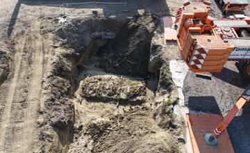 FOTO: Takto presúvali protitankovú stenu v Petržalke