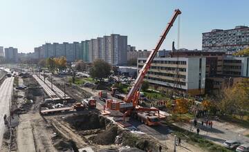 FOTO: Takto presúvali protitankovú stenu v Petržalke