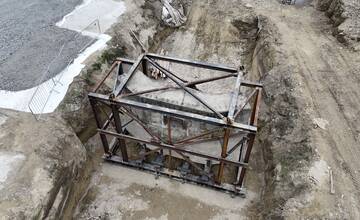 FOTO: Takto presúvali protitankovú stenu v Petržalke