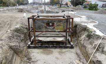 FOTO: Takto presúvali protitankovú stenu v Petržalke