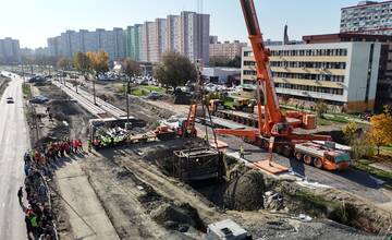 FOTO: Takto presúvali protitankovú stenu v Petržalke