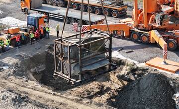 FOTO: Takto presúvali protitankovú stenu v Petržalke