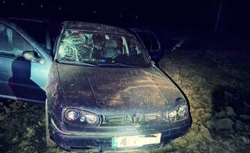 FOTO: Auto dvoch mladíkov skončilo prevrátené v poli