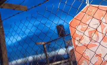 FOTO: Počas víkendu bude Cyklomost slobody oplotený ostnatým drôtom