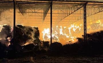 FOTO: V obci Tomášov horí senník, zasahuje tu 30 hasičov