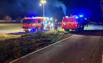 FOTO: V obci Tomášov horí senník, zasahuje tu 30 hasičov