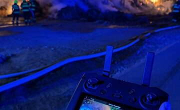 FOTO: V obci Tomášov horí senník, zasahuje tu 30 hasičov