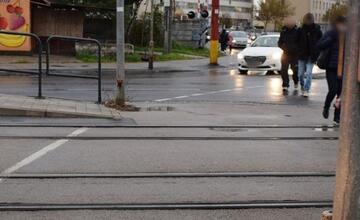 FOTO: Polícia hľadá svedkov smrteľnej nehody v Bratislave