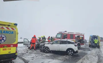 FOTO: Vážna nehoda na D4, diaľnicu uzavreli