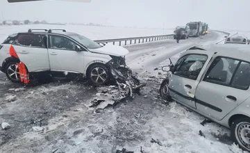 FOTO: Vážna nehoda na D4, diaľnicu uzavreli