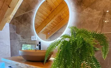 FOTO: Na Jaroveckom ramene horí hausbót, v jednom z nich býva aj známa moderátorka