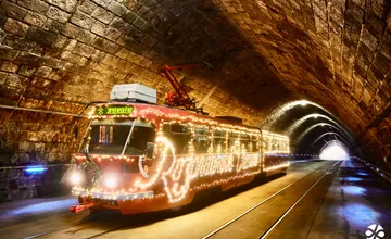 FOTO: V Bratislave začala premávať vianočná električka