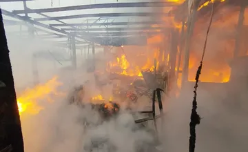 FOTO: Na Jaroveckom ramene horí hausbót, v jednom z nich býva aj známa moderátorka