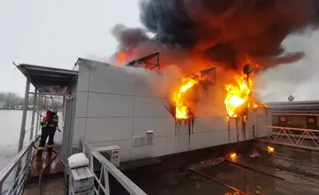 FOTO: Na Jaroveckom ramene horí hausbót, v jednom z nich býva aj známa moderátorka