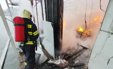 FOTO: Na Jaroveckom ramene horí hausbót, v jednom z nich býva aj známa moderátorka