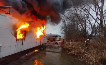 FOTO: Na Jaroveckom ramene horí hausbót, v jednom z nich býva aj známa moderátorka