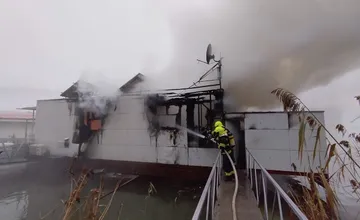 FOTO: Na Jaroveckom ramene horí hausbót, v jednom z nich býva aj známa moderátorka