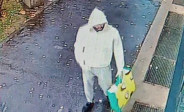 FOTO: Polícia pátra po mužovi, ktorý ukradol šperky zo záložne v Dúbravke