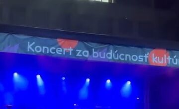 FOTO: Protest umelcov na Námestí SNP v Bratislave