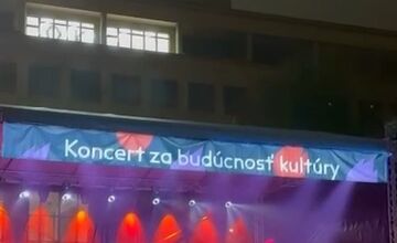 FOTO: Protest umelcov na Námestí SNP v Bratislave