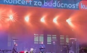 FOTO: Protest umelcov na Námestí SNP v Bratislave