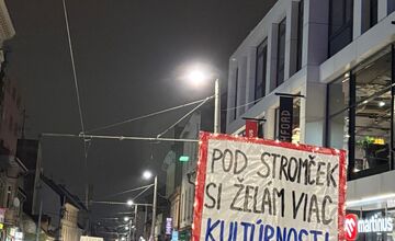 FOTO: Protest umelcov na Námestí SNP v Bratislave