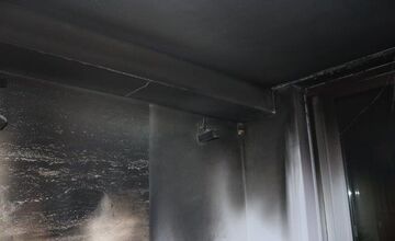 FOTO: Hasiči v Bratislave zasahovali pri požiari adventného venca na Žltej ulici