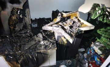 FOTO: Hasiči v Bratislave zasahovali pri požiari adventného venca na Žltej ulici