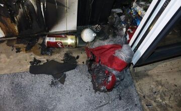 FOTO: Hasiči v Bratislave zasahovali pri požiari adventného venca na Žltej ulici