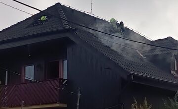 FOTO: Požiar rodinného domu na Ráztočnej ulici vo Vrakuni