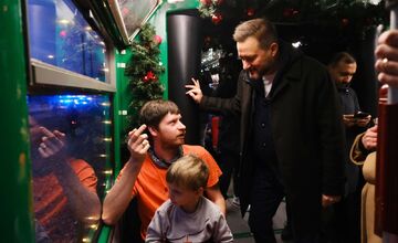 FOTO: Novou traťou do Petržalky už prešla prvá električka! Odviezli sa deti, seniori, športovci aj kňaz