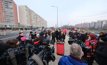 FOTO: Novou traťou do Petržalky už prešla prvá električka! Odviezli sa deti, seniori, športovci aj kňaz