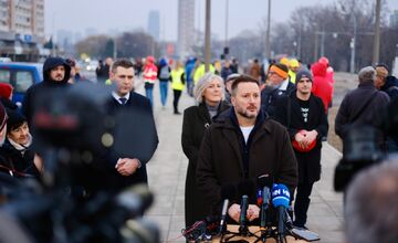 FOTO: Novou traťou do Petržalky už prešla prvá električka! Odviezli sa deti, seniori, športovci aj kňaz