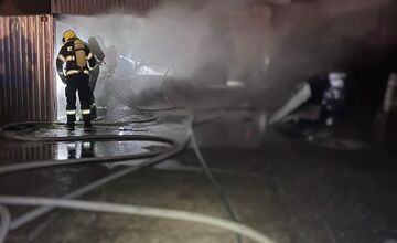 FOTO: Počas noci vznikol požiar v autoservise v Podunajských Biskupiciach