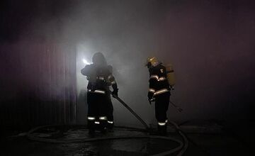 FOTO: Počas noci vznikol požiar v autoservise v Podunajských Biskupiciach