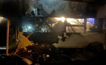 FOTO: Novoročný požiar garáže pri rodinnom dome v Ružinove