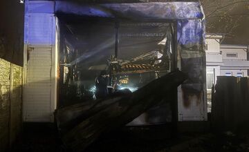 FOTO: Novoročný požiar garáže pri rodinnom dome v Ružinove