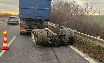 FOTO: Na D1 v smere do Bratislavy havaroval kamión