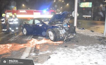 FOTO: Nehoda na križovatke ulíc Bajkalská – Trnavská cesta