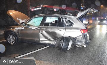 FOTO: Nehoda na križovatke ulíc Bajkalská – Trnavská cesta