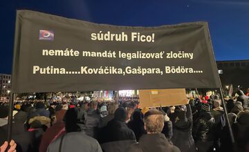 FOTO: Na Námestí slobody prebieha protest Slovensko je Európa