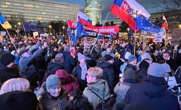 FOTO: Na Námestí slobody prebieha protest Slovensko je Európa