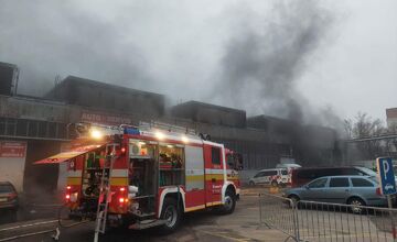 FOTO: Požiar autoservisu v Bratislave