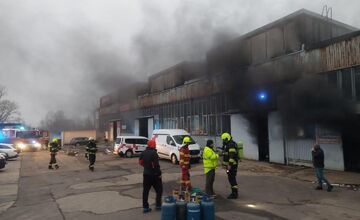 FOTO: Požiar autoservisu v Bratislave